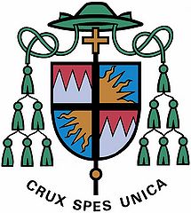 Der Fränkische Rechen im Wappen des Würzburger Bischofs em. Dr. Friedhelm Hofmann (geb. 1942). Der Wahlspruch lautet: "Crux spes unica" ("Das Kreuz - einzige Hoffnung"). (Veröffentlichung mit Genehmigung von Bischof em. Dr. Friedhelm Hofmann)