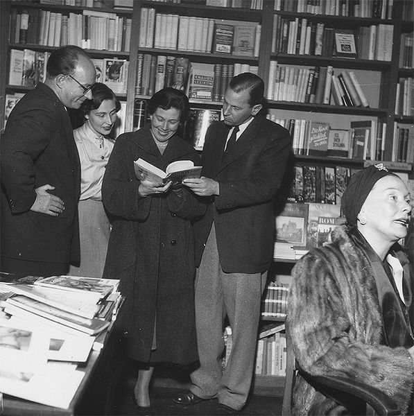 Datei:Verleger Piper Buchhandlung Goltz 1952.jpg