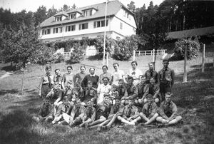 Das 1944 eröffnete Lebensborn-Kinderheim Franken I in Schalkhausen (Stadt Ansbach). Foto Berberich, Ansbach. (Stadtarchiv Ansbach)