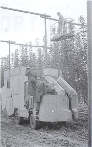 Fahrbare Pflückmaschine im Einsatz bei Geisenfeld, 1962. Gebaut von der in Geisenfeld ansässigen Firma Wolf. (Foto: Deutsches Hopfenmuseum Wolnzach)