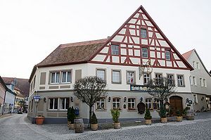 Geschoßbau (Fachwerk) am Weinmarkt 6 in Bad Windsheim. (Foto von Tilman2007 lizensiert durch CC BY 3.0 via Wikimedia Commons)