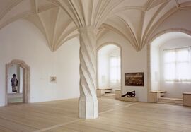 Die Herzogliche Stube mit der gedrehten spätgotischen Säule, Blick zu den Fensternischen und dem Durchgang in das Stulfenster (rechts). (Bayerisches Armeemuseum Ingolstadt/Foto: Christian Stoye)
