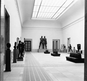 Hauptsaal der Skulpturen, Große Deutsche Kunstausstellung 1937. Aufnahme von Heinrich Hoffmann am Tag der Deutschen Kunst, 18. Juli 1937. (Bayerische Staatsbibliothek, Bildarchiv hoff-15597)