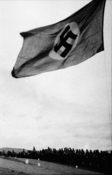 Datei:Hakenkreuzfahne in Furbara.jpg