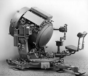 Siemens gelang es, die eigene Rüstungsfertigung auf elektrotechnische Geräte zu begrenzen; dazu zählten beispielsweise Flakscheinwerfer der Siemens-Schuckertwerke, 1940. (Siemens Historical Institute)