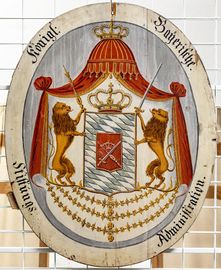 Das Amtsschild der „Königlich Bayerischen Stiftungsadministration“, um 1808. Es enthält das zweite bayerische Königswappen vom 20. Dezember 1806. (Städtische Kunstsammlungen im „Haus zum Cavazzen“, Lindau, Signatur: 2020.002)
