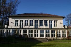 Hörsaalgebäude (1952/53). (Foto: Akademie für Politische Bildung Tutzing)