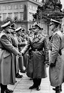 Heinrich Himmler (NSDAP, 1900-1945) in einer Propaganda-Darstellung des Fotografen Heinrich Hoffmann. Foto 1941. (Bayerische Staatsbibliothek, Bildarchiv hoff-34087)