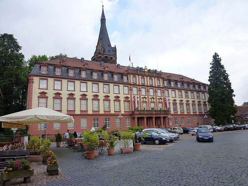 Datei:Schloss Erbach Hauptgebaeude.jpg