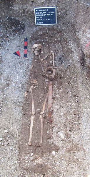 Datei:Grab Gilching.jpg