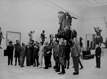 Adolf Hitler und seine Entourage bei der Vorbesichtigung der "Großen Deutschen Kunstausstellung“, 10. Juli 1940. (Bayerische Staatsbibliothek, Bildarchiv hoff-32666)