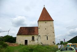 Penk (Lkr. Regensburg), St. Leonhard; der vorromanische Saalbau der Zeit um 900 von Süden; Turmanbau 15. Jahrhundert. (Bayerisches Landesamt für Denkmalpflege Regensburg, Rudolf Röhrl, bearb. Mathias Hensch)