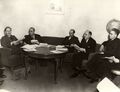 Ministerratssitzung am 13. März 1946 im Arbeitszimmer Hoegners in der Staatskanzlei. Von Links: Ministerpräsident Wilhelm Hoegner, Innenminister Josef Seifried, Innenstaatssekretär Ludwig Ficker, Sonderminister Heinrich Schmitt, Wirtschaftsstaatssekretär Georg Fischer. (Privatbesitz Harald Hoegner, München; mit Genehmigung durch die Historische Kommission München)