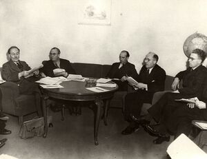 Ministerratssitzung am 13. März 1946 im Arbeitszimmer Hoegners in der Staatskanzlei. Von Links: Ministerpräsident Wilhelm Hoegner, Innenminister Josef Seifried, Innenstaatssekretär Ludwig Ficker, Sonderminister Heinrich Schmitt, Wirtschaftsstaatssekretär Georg Fischer. (Privatbesitz Harald Hoegner, München; mit Genehmigung durch die Historische Kommission München)