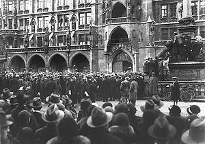 Eine Menschenmenge versammelte sich am 9. März 1933 auf dem Münchner Marienplatz, um der Hissung der Hakenkreuzfahne am Rathaus beizuwohnen. (Stadtarchiv München DE-1992-FS-NS-00031)