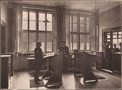 Vermittlungsraum für Holz- und Metallarbeiter im Münchner Arbeitsamt, Foto um 1916. Abb. aus: Hans Grässel, Das städtische Verwaltungsgebäude für Arbeiterangelegenheiten in München, München 1916, 74. (Bayerische Staatsbibliothek 4 Bavar. 3124 w)