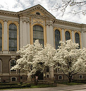 Staats- und Stadtbibliothek Augsburg: Das 1893 bezogene Hauptgebäude wurde 1891/92 nach Plänen des Münchner Architekten Martin Dülfer (1859-1942) und des Augsburger Stadtbaurats Fritz Steinhäußer (1852-1929) errichtet. (Foto: Staats- und Stadtbibliothek Augsburg)