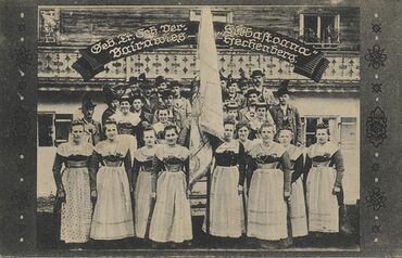 Trachtenverein Hechenberg 1920. (Sammlung Tracht – Gwand – Mode des Freilichtmuseums Glentleiten [ehem. Trachteninformationszentrum des Bezirks Oberbayern])