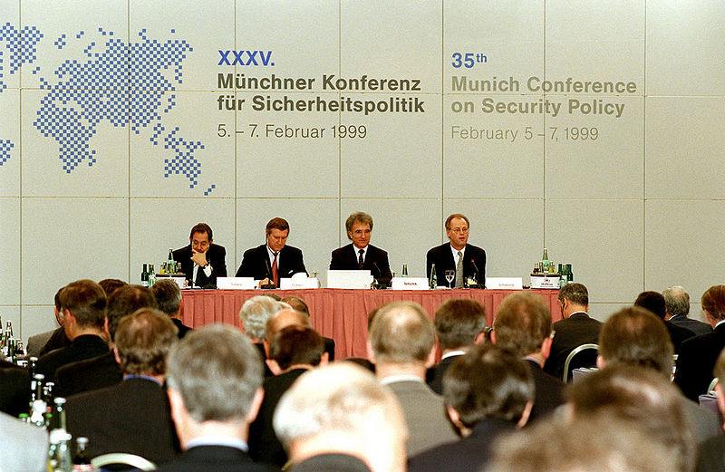 Datei:Pressekonferenz 35 Sicherheitskonferenz.jpg