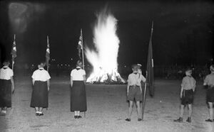 Sonnwendfeuer von Hitlerjugend (HJ) und Bund Deutscher Mädel (BDM) während der NS-Zeit. (Bundesarchiv, Bild 133-068/CC-BY-SA 3.0)