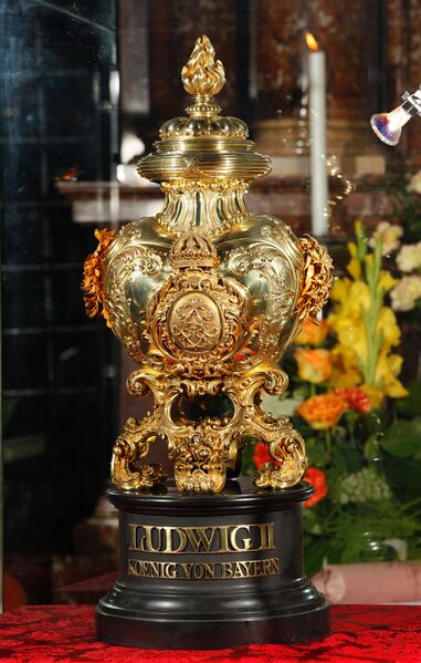 Datei:Herzurne Ludwig-II Altoetting.jpg