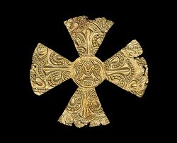 Goldblattkreuz aus dem Reitergrab 19 von Spötting (Stadt Landsberg a. Lech).(S. Friedrich, Archäologische Staatssammlung München)