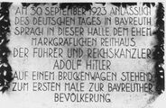 Gedenktafel, die 1938 anläßlich des 15. Jahrestages der ersten Rede Hitlers in Bayreuth von der hiesigen Ortsgruppe in der Stadthalle angebracht wurde. (Archiv Bernd Mayer, Bayreuth)