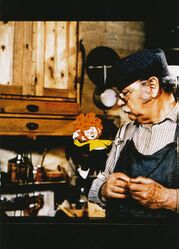 Gustl Bayrhammer (1922-1993) prägte in seiner großväterlichen Art die Figur des Schreinermeisters Franz Eder sowohl im Hörspiel wie auch im Fernsehen fast 16 Jahre lang. Szene aus der Fernsehserie der 1980er Jahre. (Bayerischer Rundfunk)