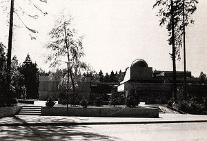 Teilansicht der Gesamtschule (Gymnasium mit Observatorium) in Geretsried um 1970. (Foto: Stadt Geretsried)