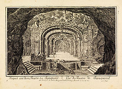 Felsentheater im Garten der Eremitage Sanspareil bei Wonsees. Das im Stil einer künstlichen Ruine erbaute Theater war Teil des Felsengartens, den Markgräfin Wilhelmine als Eremitage zwischen 1744 und 1748 durch Hofbaumeister Joseph Saint-Pierre (c. 1709-1754) anlegen ließ. Kupferstich aus dem Jahr 1748 von Johann Thomas Köppel (1711-1762). (Staatsbibliothek Bamberg, V Ec 69)