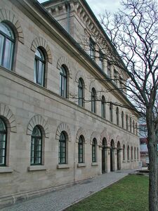 Von der ehemaligen, 1846 eröffneten Heil- und Pflegeanstalt blieb unter anderem das Direktionsgebäude enthalten; heute befindet sich hier die Verwaltung des Universitätsklinikums. (Universitätsarchiv Erlangen-Nürnberg E5/3b Nr. 7, Foto: Clemens Wachter)