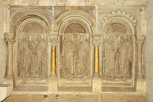 An Reliefs der südlichen Chorschranken des Ostchores haben sich Reste der ursprünglichen polychromen Farbfassung erhalten. (Foto: Gerald Raab)
