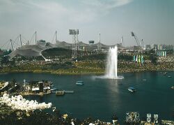 Blick auf das Olympiastadion vom Olympiaberg während der Spiele 1972 . Foto von Joachim Kankel (1921-1984). (Bayerische Staatsbiblipthek, Bildarchiv kank-000270)