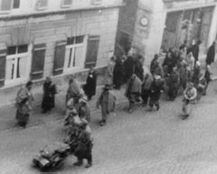 KZ-Häftlinge aus Dachau marschieren durch Bad Tölz. Abb. aus: Andreas Wagner, Todesmarsch, Ingolstadt 1995, 56. (Tölzer Kurier Archiv)