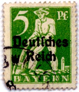 Bayerische Briefmarke mit dem Aufdruck "Deutsches Reich", 5 Pfennige, Abschiedsserie von 1920. Der Aufdruck illustriert den Übergang der Post von Bayern an das Reich. (Privatbesitz)