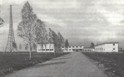 Großsender Ismaning, Holzsendeturm und Sendegebäude, 1932. (BR, Historisches Archiv/Marga Troll)