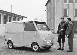 Neben Limousine und Coupé entstand ab Oktober 1957 bis November 1965 ein Goggo-Transporter (Goggomobil TL), verfügbar als Pritschenwagen und als Kastenwagen, der nicht nur von Handwerkern, sondern auch von der Deutschen Bundespost eingesetzt wurde. Das Foto entstand zwischen 1956 und 1958 auf dem Glas-Werksgelände. (BMW Group Archiv, BMW AF-18637-18)