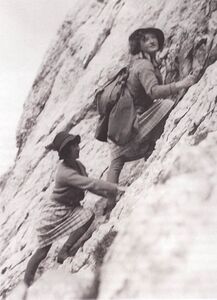 Die Ausrüstung der Alpinisten zu Beginn des 20. Jahrhunderts mutet aus heutiger Perspektive zuweilen abenteuerlich an, wie dieses Bild zweier Damen von 1938 zeigt. Aus dem Fotoalbum von Isolde Paur. (Archiv des Deutschen Alpenvereins, München)
