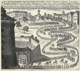 Einzug des späteren Kaisers Joseph I. (reg. 1705-1711) auf der Nürnberger Burg am 11. September 1704. Der Stich zeigt in barocker Manier die einzelnen Teile des Einzuges. Kupferstich von Johann Lorenz Hoening (1674-1713). Abb. aus: Hugo Barbeck, Alt-Nürnberg. Kulturgeschichtliche Bilder aus Nürnbergs Vergangenheit, Bd.13: Kaisertage und Bürgerlust, Nürnberg 1901, Blatt 3. (Bayerische Staatsbibliothek, 2 Bavar. 32 v-11/14)