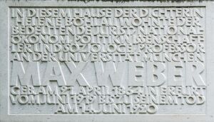 Gedenktafel an seinem ehemaligen Wohnhaus in der Seestraße 16, (Foto von Gwillhalm, lizenziert durch CC BY-SA 4.0 via Wikimedia Commons)
