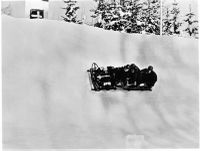 Viererbob in der Bayernkurve. Fotografie von C. Rietzschel. (Bayerische Staatsbibliothek, Bildarchiv hoff-69628)