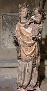 Muttergottes mit Kind. Skulptur im Mittelschiff, um 1325-30. (Foto Achim Hubel)