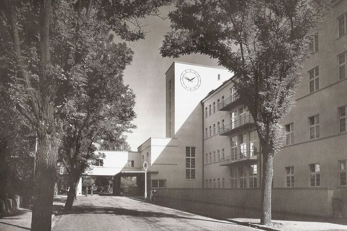 Heinrich Zierl, "Altes" Krankenhaus in Schweinfurt, Nordseite mit Brücke, Turm und Eingang. 1929 bis 1930. Foto 1930. (Stadtarchiv Schweinfurt)