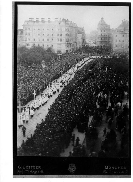 Datei:Leichenzug Ludwig II Karlsplatz.jpg