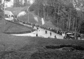 KZ-Häftlinge auf der Neuen Bergstraße in Landsberg a. Lech beim Todesmarsch von Dachau über Bad Tölz nach Waakirchen. Heimliche Aufnahme von Johann Mutter am 23./24. April 1945. Im Landsberger Tagblatt vom 28. April 1965 wurde das Bild zum ersten Mal veröffentlicht. (Stadtarchiv Landsberg, BildA_003233)