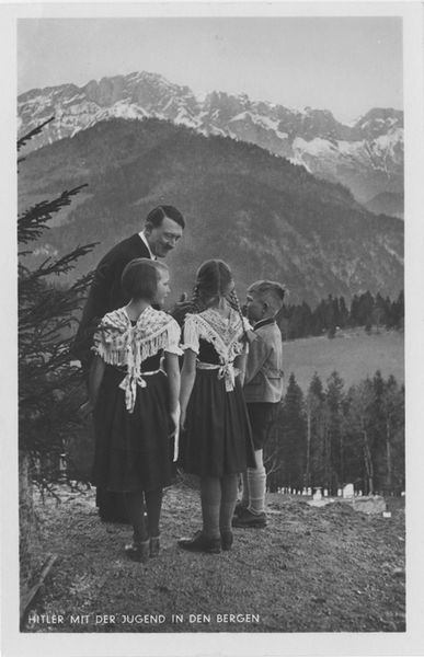 Datei:Adolf Hitler Obersalzberg 1933.jpg