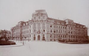 Jusitzpalast in Bayreuth. Im zwischen 1901 und 1904 errichteten Gebäude befand sich ab 1942 der Sitz des Sondergerichtes Bayreuth, das für die Amtgerichtsbezirke Bayreuth und Hof zuständig war. Foto vor 1913. (Central State Archive, Sofia; gemeinfrei via Wikimedia Commons)