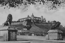 Blick auf die Festung Marienberg von der Löwenbrücke aus. Postkarte um 1938. (Bayerische Staatsbibliothek, port-015562)
