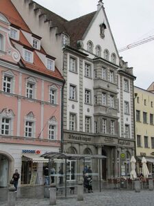 Verlagsgebäude am Straubinger Ludwigsplatz 32, 2010. (Gäubodenmuseum Straubing)