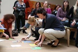 Die Angebote des MPZ richten sich an alle Schularten und Jahrgangsstufen sowie an Kinder im Vorschulalter. Hier: Eine Mittelschulklasse in der Pinakothek der Moderne in München. (Foto: MPZ)
